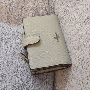 Coach Medium Corner Zip Wallet - PRICE FIRM - Seafoam/Light Green